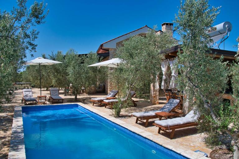 Magnificent Eco Villa Valencano - B&B Bale