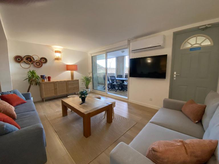 T3 bis bord du canal du midi piscine - B&B Homps