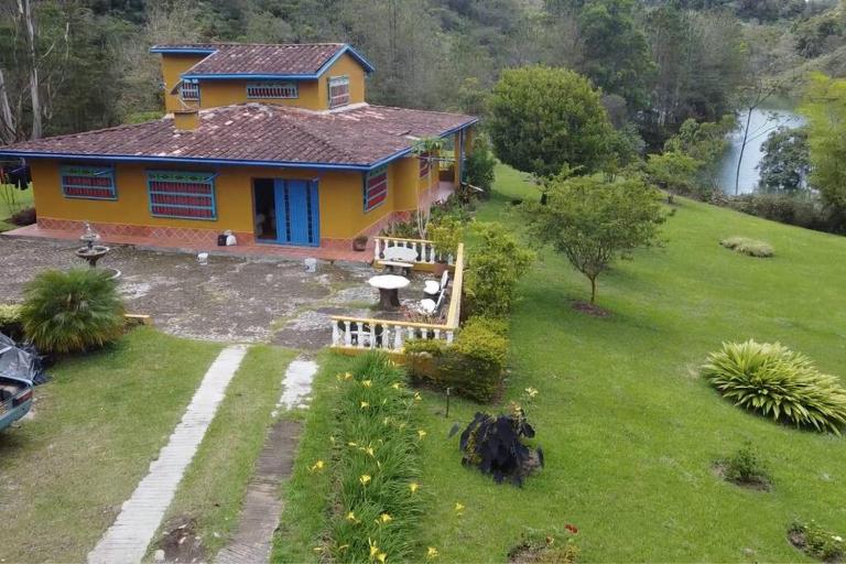 La Escondida, con acceso al lago - B&B Guatapé