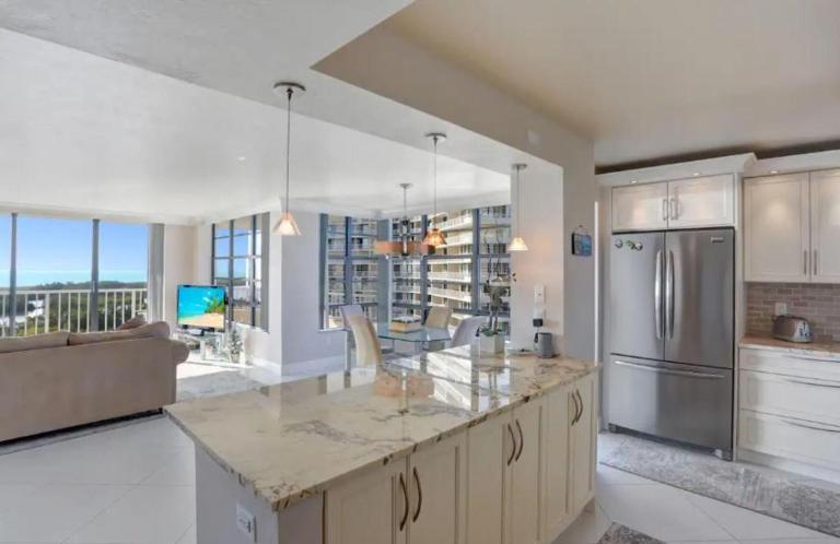 Beachfront South Seas Remodeled Paradise! - B&B Marco Island