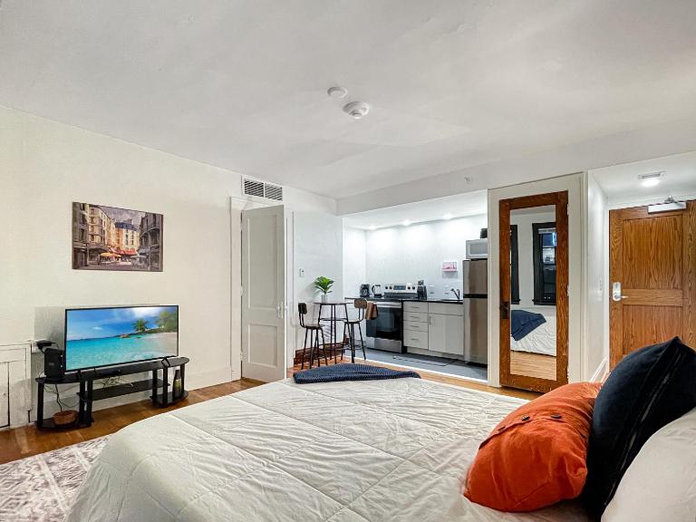 Quiet Studio on Grand - Downtown DSM! - B&B Des Moines
