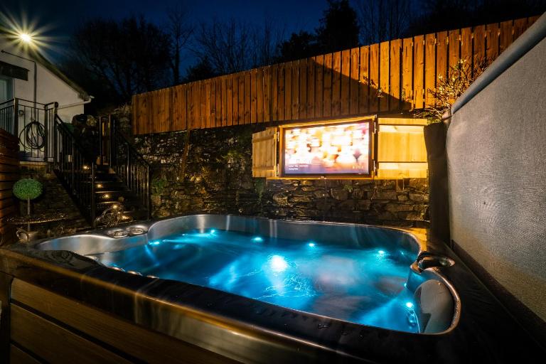 Stunning cottage Grade 2 listed with parking and Hot Tub - B&B Bowness-on-Windermere