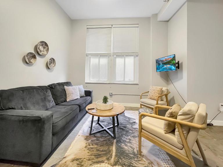 1 BR - 8 min walk to Court Ave District Downtown - Bed and Breakfast Des Moines