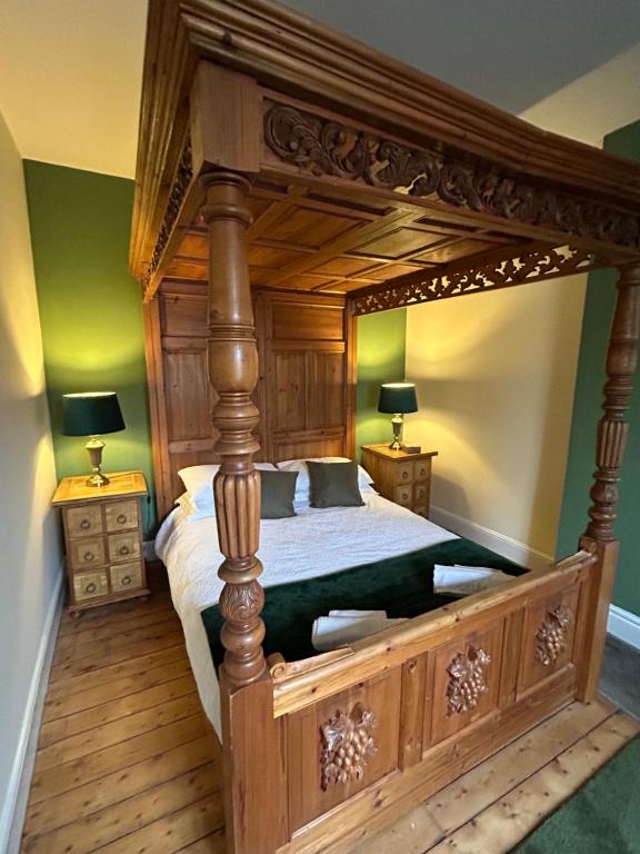 The Buxton Retreat A Luxurious 3-Storey Townhouse with Four Poster Bed and Double Jacuzzi Bath" - B&B Buxton