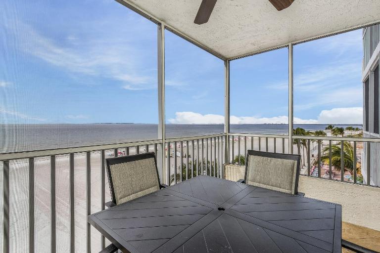 Beach Villas 405 Beachfront Bliss- Gulf Views, Pool, Sleeps 6! - B&B Fort Myers Beach