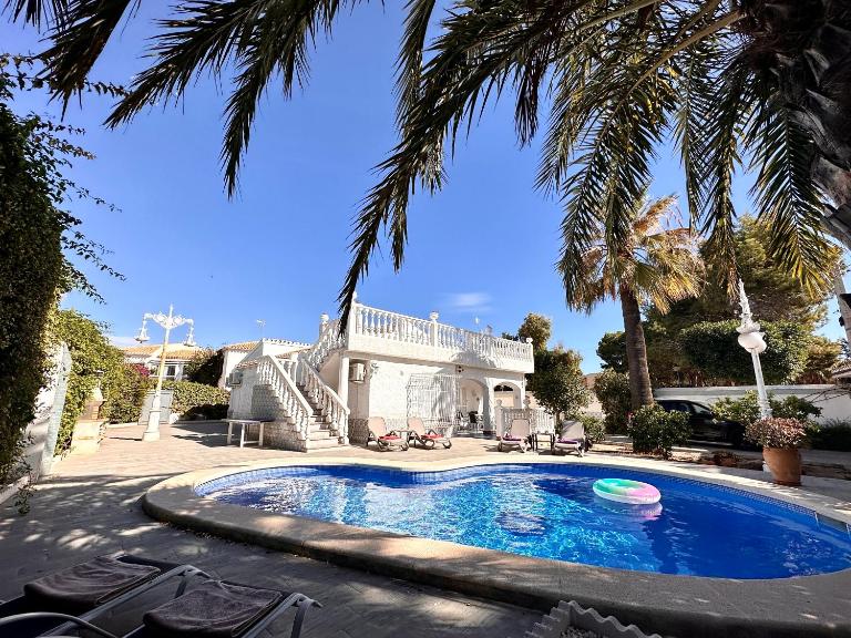 Sonnige Villa mit privatem Pool & Dachterrasse - B&B Orihuela