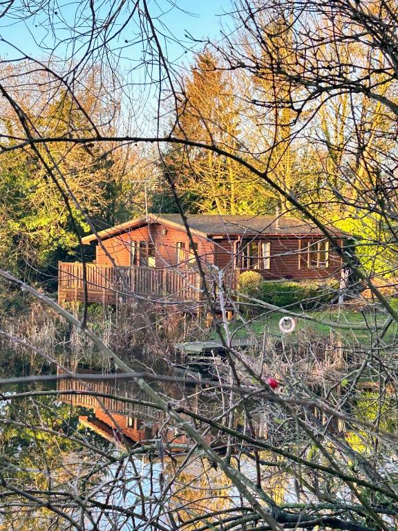 'Mallard' Secluded Fishermans Lodge - B&B Allerthorpe