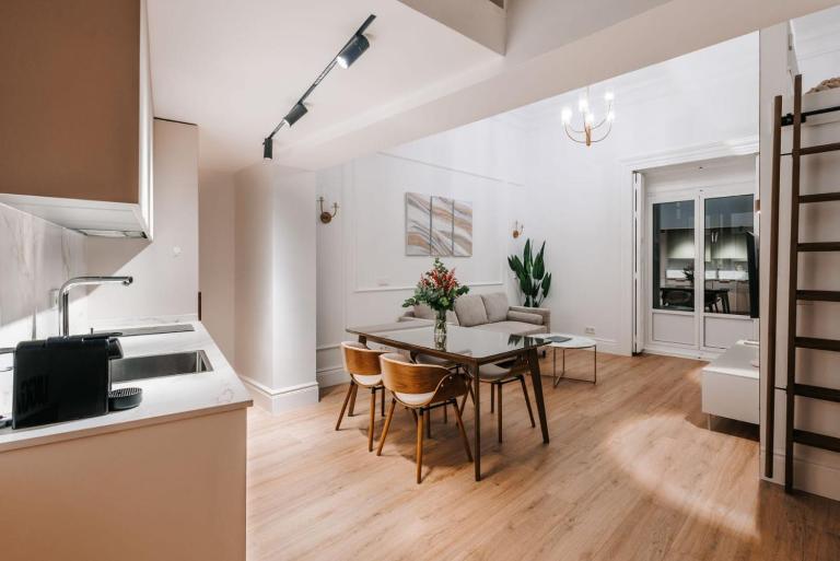 Stunning Apartment near Gran Via Metro - Bed and Breakfast Madrid