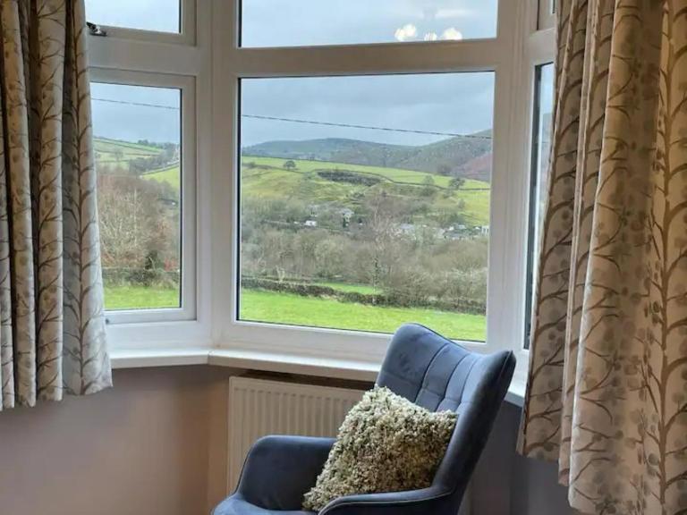Panoramic Peak Views 3 Bed Log Burner Walks from Door - B&B Glossop