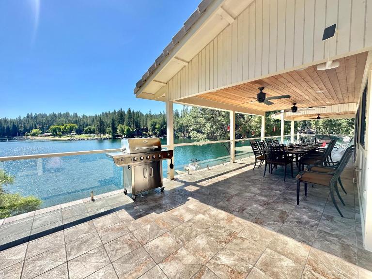Luxury Yosemite Lake House - Bed and Breakfast Groveland