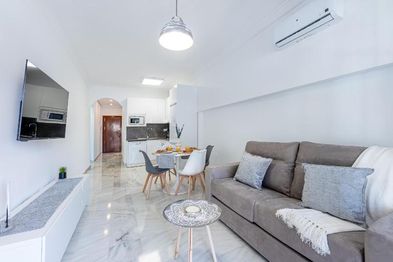 797 Holiday Rentals - Apartamento en Pueblo Quinta a 1 min de la Playa - Chambres d'hôtes Benalmádena