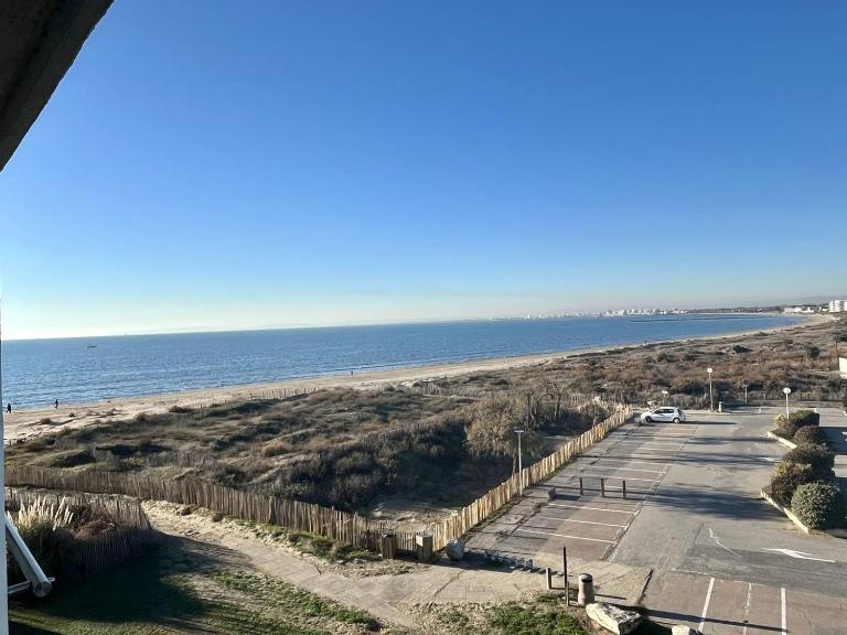 Bel appartement P2 climatisé vue sur mer pour 2/4 pers avec terrasse et parking - Chambres d'hôtes Le Grau-du-Roi