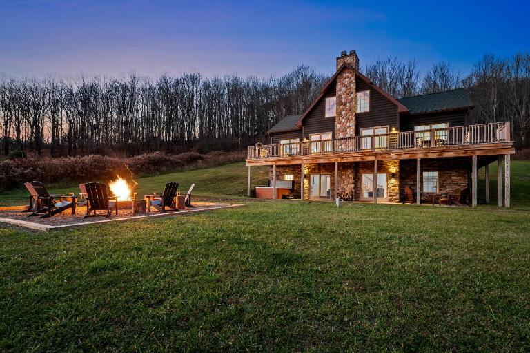 New & Stunning Chalet! Reno'd, Hot-Tub, Barrel Sauna, Slope Views, Fire Pit - Bed and Breakfast Ellicottville