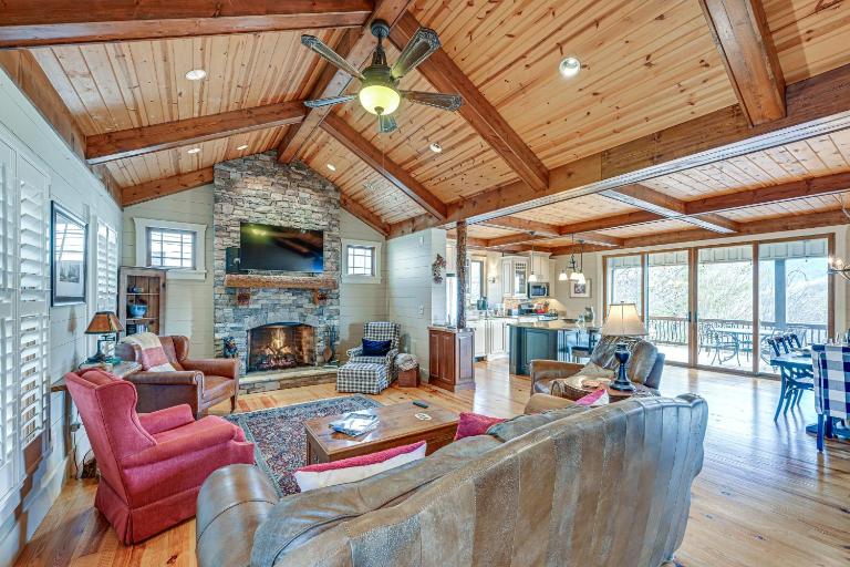 Mountain-View Georgia Cabin w/ 2 Decks - Bed and Breakfast Dillard