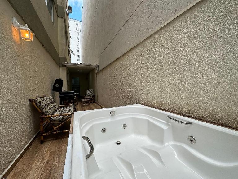 LA02- 2 Suítes +1Quarto | Jacuzzi | Churrasqueira - Chambres d'hôtes Balneário Camboriú