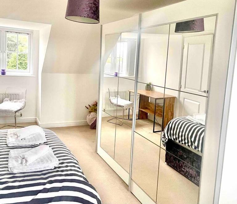Modern 4 bed house perfect for contractors with free parking - Chambres d'hôtes Manchester