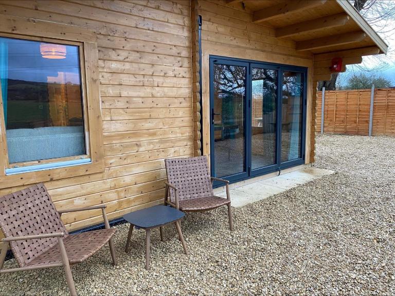 Inviting 2-Bedroom Cabin in Ashton Under Hill - B&B Evesham