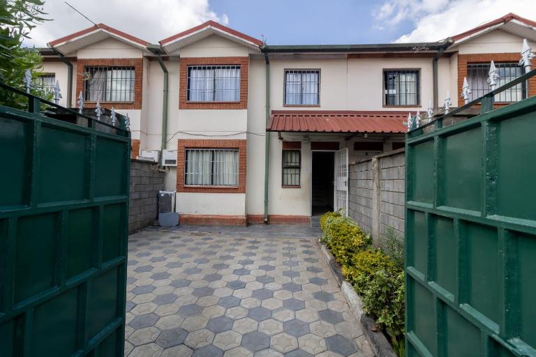 Rosa Luxury Villa near Jomo Kenyatta International Airport-JKIA - Chambres d'hôtes Nairobi