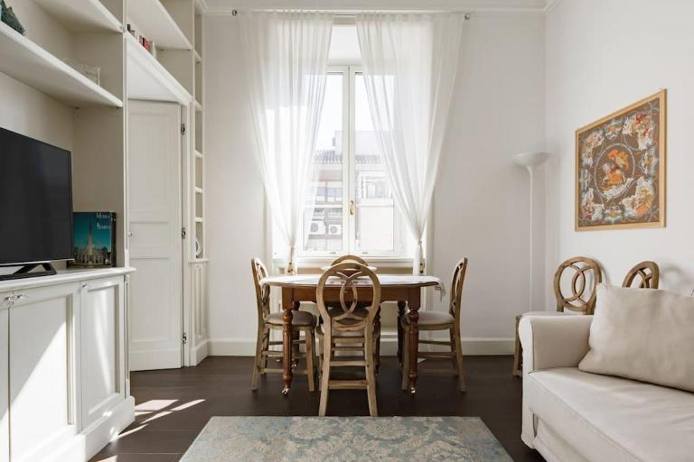 Re-Imagined Apartment in Historical Building - Ferienwohnung Rom