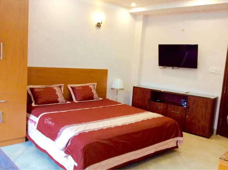 Studio Apartment filled with nature light near the Hanoi Opera House Căn hộ đầy đủ tiện nghi có thang máy gần Nhà Hát Lớn - B&B Hanoi