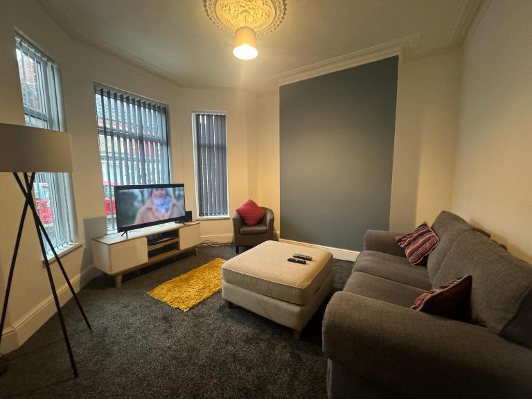 Stunning and Massive 4 bedroom 8 person 2 bathroom house! - B&B Hull