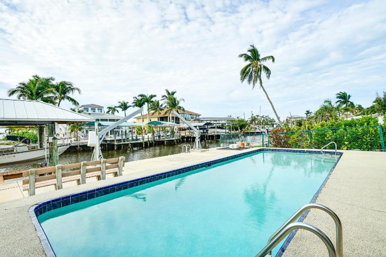 Private Pool & Deck: Canalfront St James City Home - B&B Saint James City