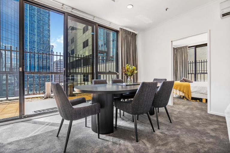 Riverside Family Apt, Steps to Flinders Station - B&B Melbourne