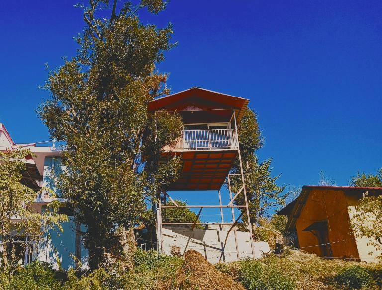 TREE HOUSE BY THE CITY ESCAPE - Bed and Breakfast Shimla