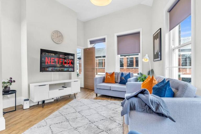 Pluxa Cobalt & Coral - Bed and Breakfast Birmingham