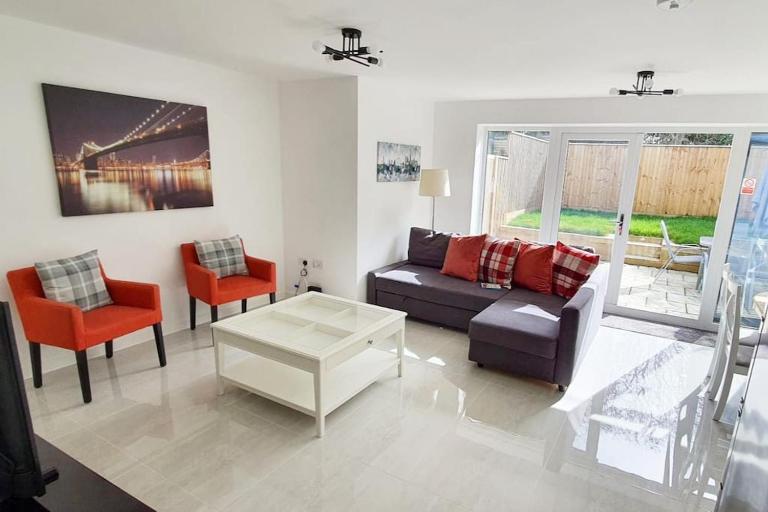Walnut Flats-F2, 3-Bedroom with Garden & Patio - AC, Parking, Netflix, WIFI - Close to Oxford, Bicester & Blenheim Palace - B&B Oxford