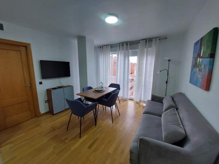 PLAZA DEL AYUNTAMIENTO con PARKING B&A - B&B Linares