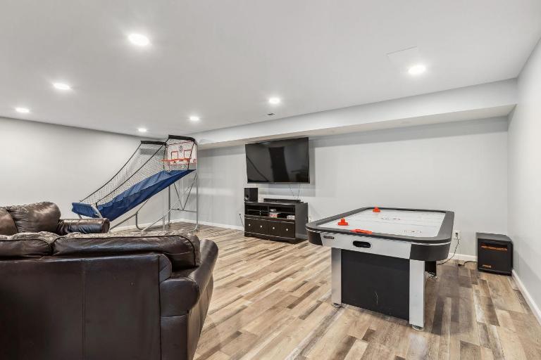 Great Group Getaway: Games Galore + Outdoor Oasis - Ferienwohnung Painesville