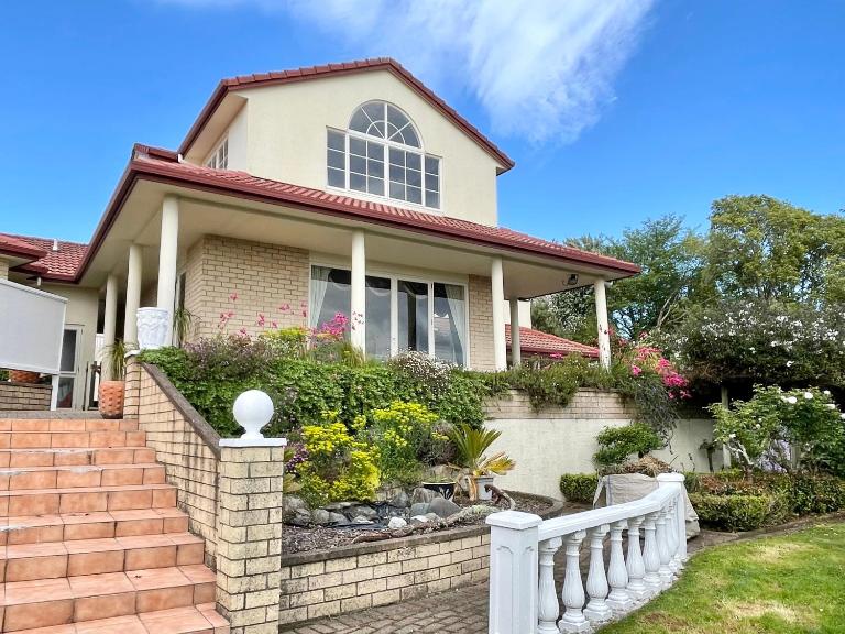 elevated garden, city to lake views - B&B Rotorua