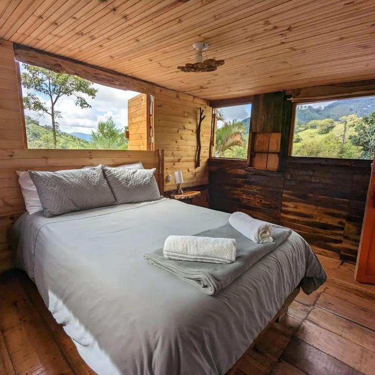 Habitación Colibrí, Pijao, Finca Flora del Río - B&B Pijao