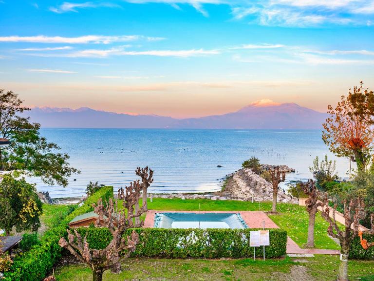 Casa Lugana 20 - monolocale con piscina fronte lago - B&B Sirmione