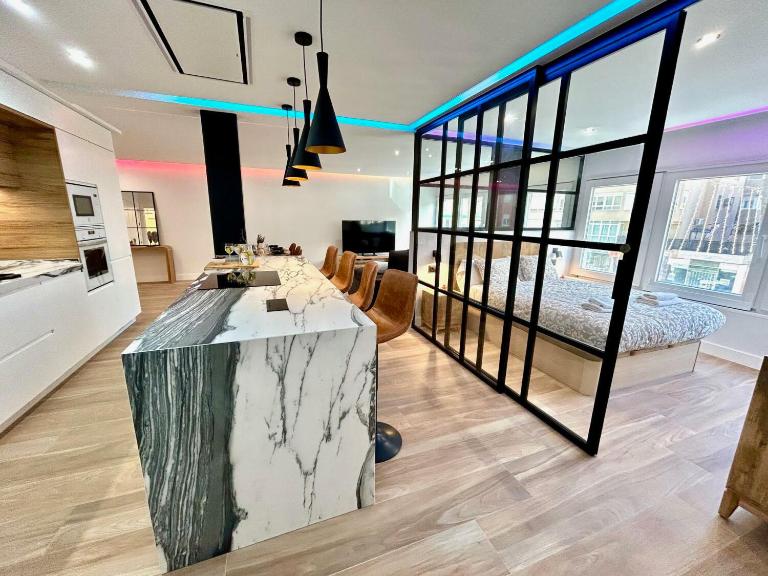 GATU PREMIUM Deseo Piso de Lujo junto el mar con Parking gratis -Mayores de 21 años y familias - Bed and Breakfast Cádiz