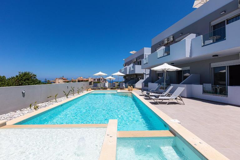 Evilio Suites, Inspired Family Retreat with Pool, Βy ThinkVilla - B&B Skaléta