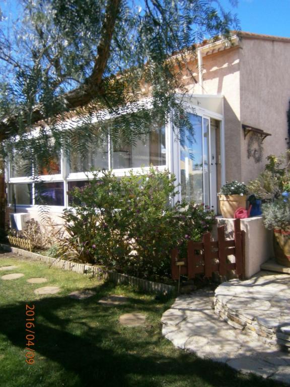 maison climatisée dans jardin - B&B Torreilles