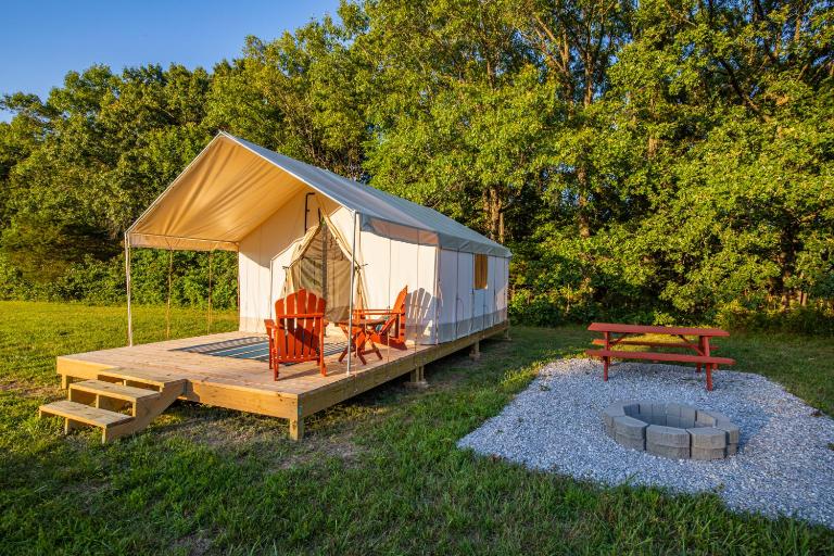 Peaceful Glamping Retreat at Roaring River - B&B Cassville