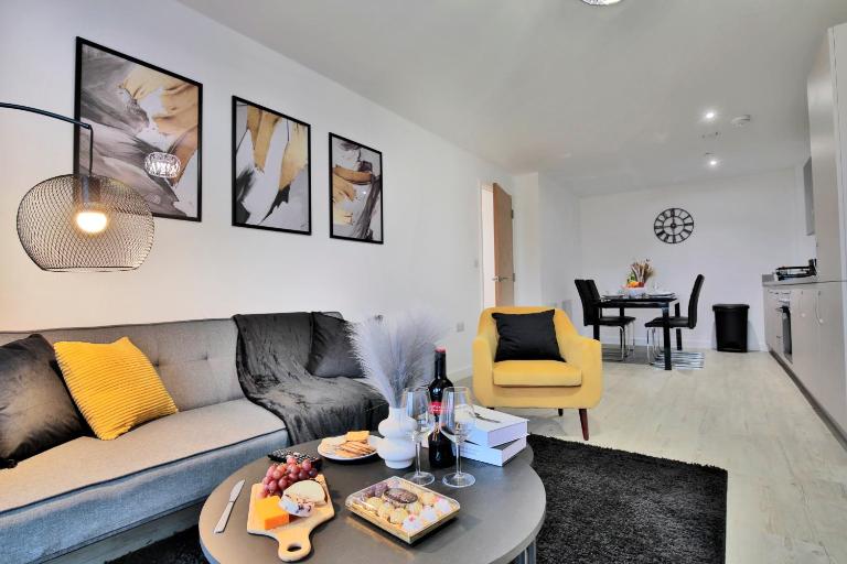 Avalora Short Lets & Serviced Accommodation - 2Bed & 2Baths Ensuite, Parking, Balcony, Wi-Fi, Netflix, Media City - Bed and Breakfast Manchester