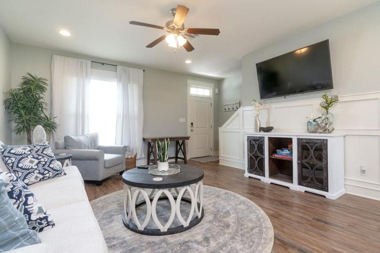 Bright Townhouse Downtown Lake Charles - Bed and Breakfast Lake Charles