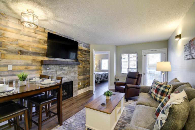 Pool, Views & Steps to Town: Chic Gatlinburg Condo - Chambres d'hôtes Gatlinburg