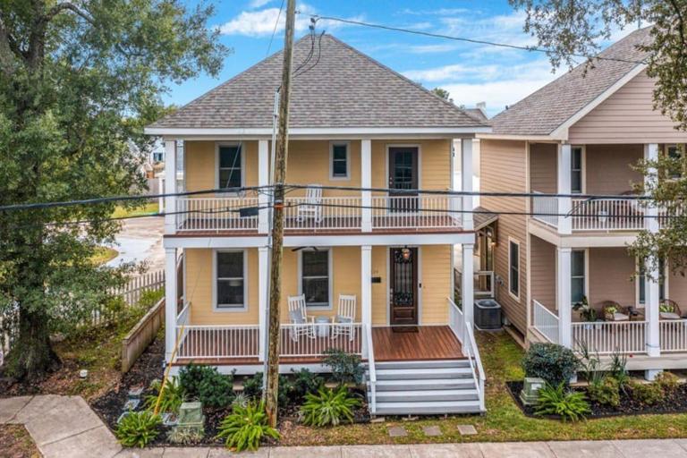Downtown 3 bedroom Townhouse - Bed and Breakfast Lake Charles