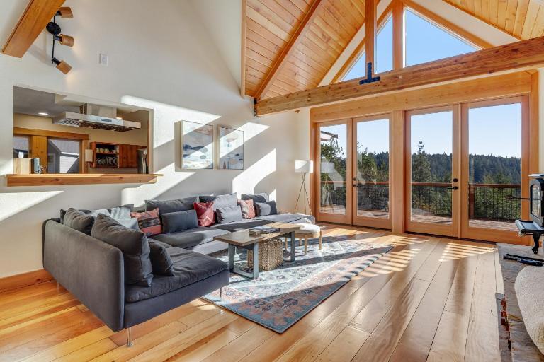 Expansive retreat with ridge top views & hot tub - B&B Little River