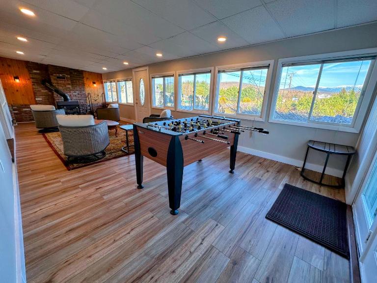 Renovated farmhouse on snowmobile trail with firepit & mountain views, 10 min from Bretton Woods! - B&B Twin Mountain