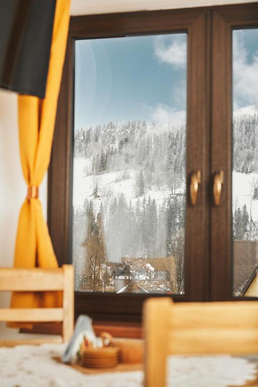 Gut Apartment - 2 sypialnie, duża kuchnia, kino domowe NETFLIX & HBO, kryty parking, szybkie WIFI, 5km od Zakopane - Chambres d'hôtes Poronin