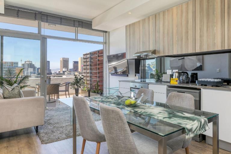 Backup-Powered Elegant City Balcony Apartment - B&B Ciudad del Cabo