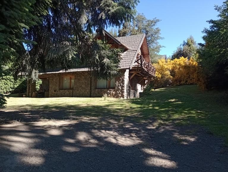 LA Nevadita, Chalet cabin located near the center- It includes suite room with double bed and another 2 bedrooms with two singles beds- Living room fireplace, Hot water, WI-FI - B&B Villa La Angostura