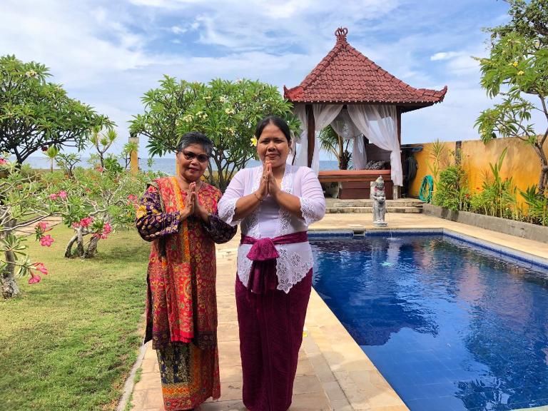 Ocean Beachfront Villa Dini - B&B Banjar