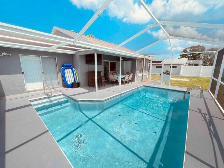 Manatee Oasis Weeki Wachee Family Fun Pool Home - Bed and Breakfast Spring Hill